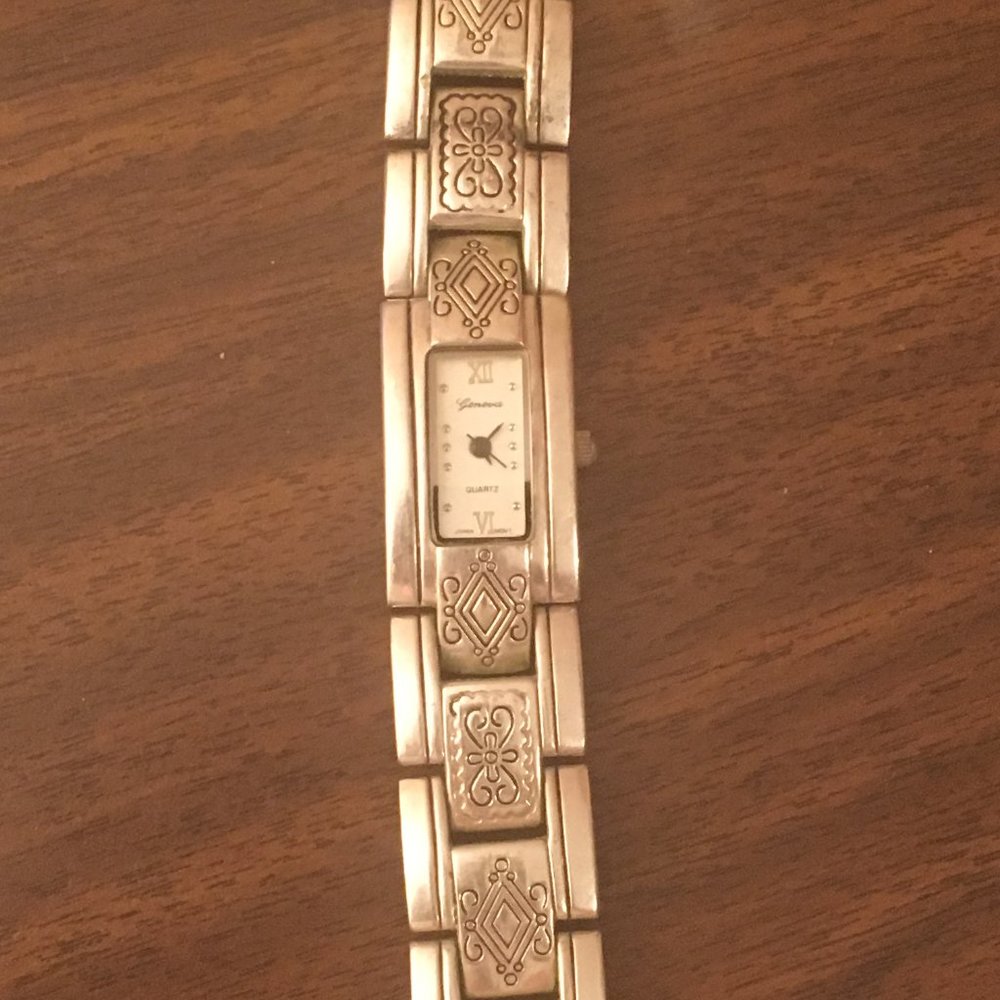 Geneva Vintage Etched Silver Tone Ladies Watch